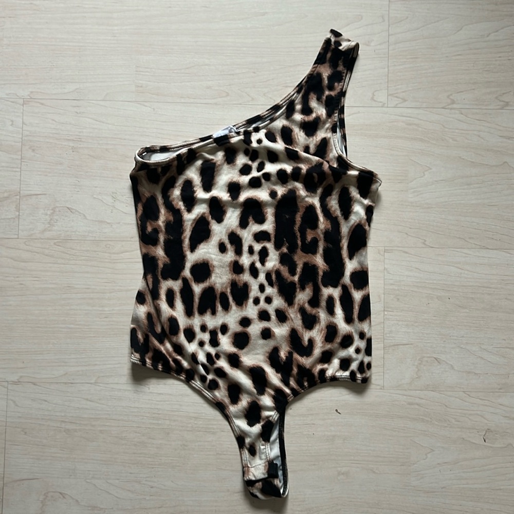 One shoulder cheetah print bodysuit🐆